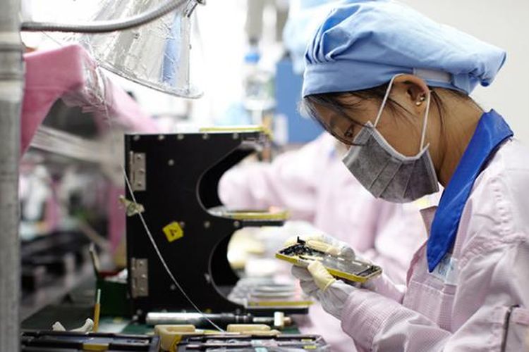 Salah satu pekerja di pabrik penyuplai komponen Apple di China.