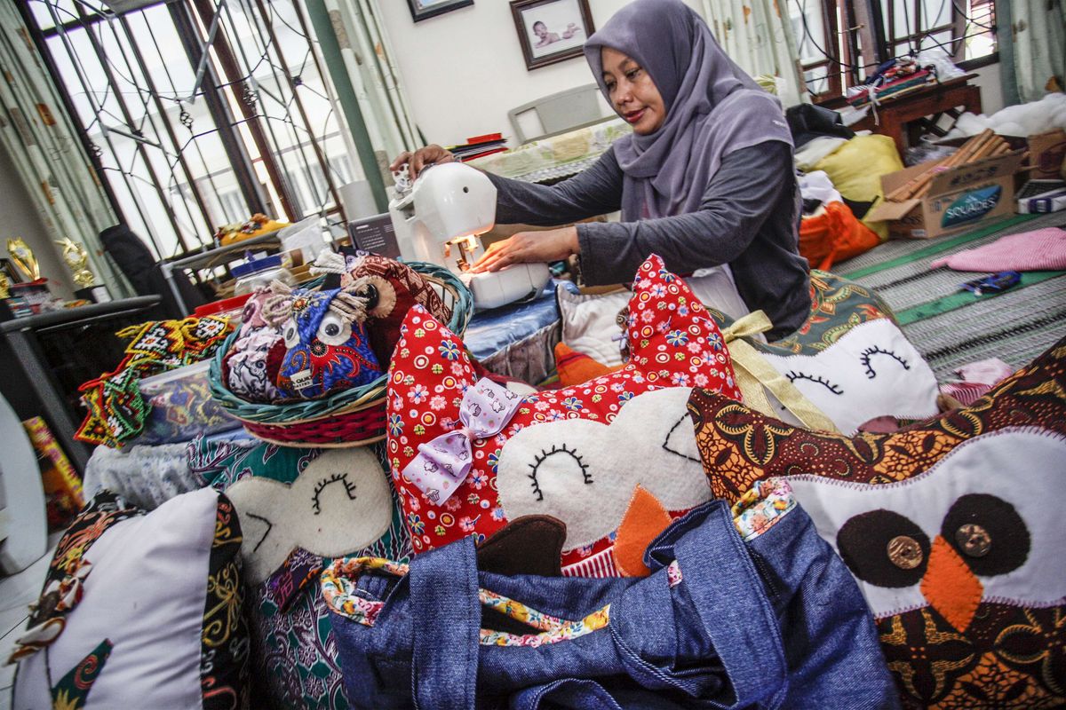 Foto dirilis Rabu (27/10/2021), memperlihatkan Lily Handayani menjahit kain perca di UMKM Safina Quilt, Balikpapan, Kalimantan Timur. Di tangan Lily Handayani, pemilik UMKM Safina Quilt, limbah sisa jahitan pakaian yang biasa disebut kain perca tersebut mampu disulap menjadi barang yang bernilai ekonomi.