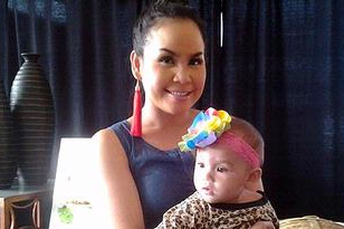 Melaney Ricardo bersama putrinya, yang berusia tujuh bulan, Chloe Valentine Lynch.