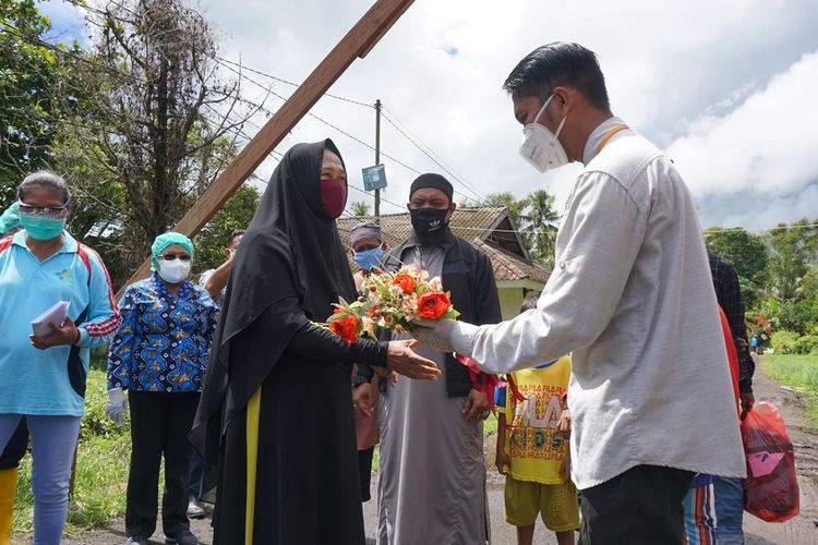 Seorang dokter jaga Karantina dr.Ari (kanan) menyerahkan rangkaian bunga sebagai tanda terima kasih kepada pasien yang sembuh dari COVID-19 di Balai Diklat Kampung Salak, Kota Sorong, Papua Barat, Kamis (11/6/2020). Pasien 01 Kota Sorong dari klaster umroh bersama 3 pasien lainnya dinyatakan sembuh setelah melewati masa pengobatan selama 2 bulan dan total angka kesembuhan Papua Barat sampai hari ini berjumlah 84 orang dari 191 orang positif Covid 19. ANTARA FOTO/Olha Mulalinda/nz     