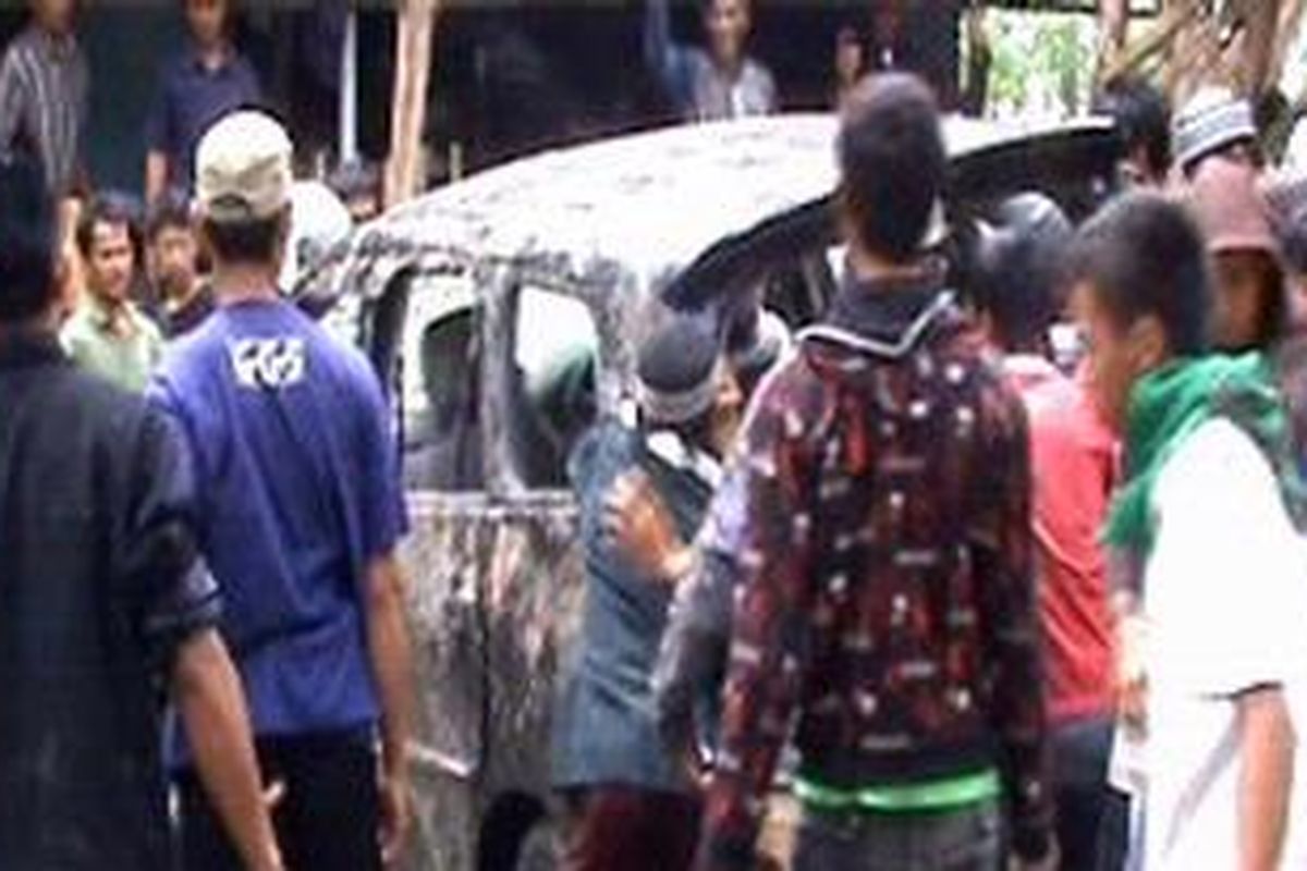 Gambar ini diambil dari rekaman video yang berisi insiden kekerasan yang terjadi di Cikeusik, Pandeglang, Minggu (6/2/2011).