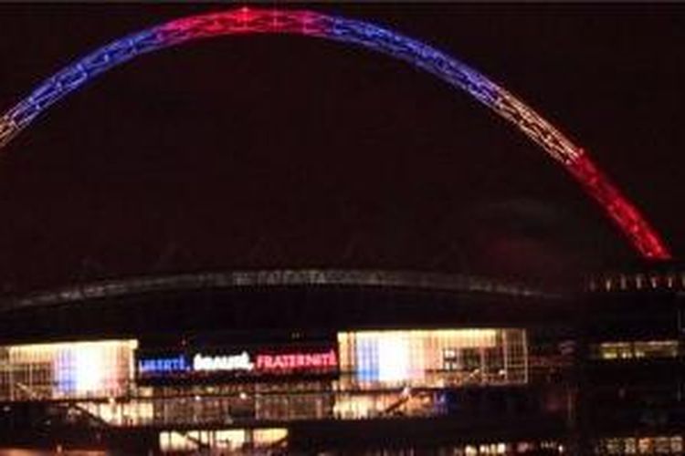 Lampu di stadion Wembley berubah warna mengikuti bendera Perancis seusai terjadi insiden di Paris, Jumat (13/11/2015). 
