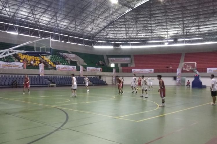 Tim basket putra Indonesia (merah) vs tim basket putra Hong Kong (putih) pada perebutan peringkat ketiga di ajang Asian School Basket Ball Championship ke-8 di GOR Amongraga, Yogyakarta, Kamis (13/9/2018).
