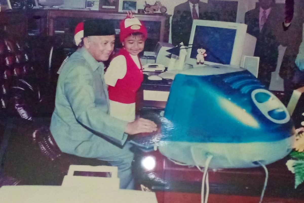 Joshua Suherman membagikan foto saat kecil bersama mendiang Presiden ke-3 RI BJ Habibie.