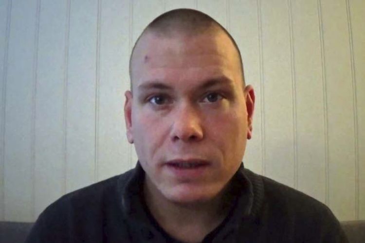 Tangkapan layar dari video pada 14 Oktober 2021 yang diunggah online, memperlihatkan Espen Andersen Brathen (37), warga Denmark yang ditahan pada Rabu (13/10/2021) karena membunuh lima orang di kota Kongsberg, Norwegia.