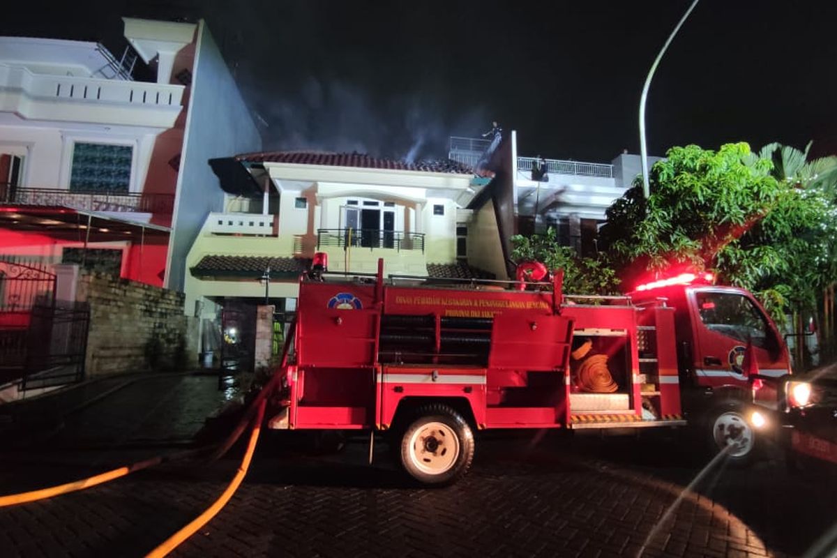 Rumah dua lantai di kawasan Pantai Indah Kapuk, Jakarta Utara, terbakar pada Rabu (8/9/2021) petang. (Damkar DKI Jakarta) 