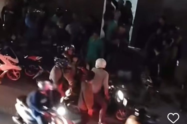 Pemotor Jatuh dari Flyover Pesing Jakbar, Alami Luka di Tangan dan Kaki