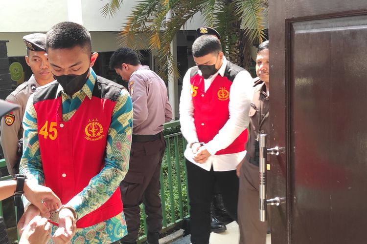 Terdakwa kasus penganiayaan D (17), Mario Dandy Satriyo (20) yang mengenakan batik dan Shane Lukas (19) yang tetap setia mengenakan kemeja putih polos pada sidang agenda pemeriksaan saksi di Pengadilan Negeri Jakarta Selatan, Kamis (15/6/2023). 