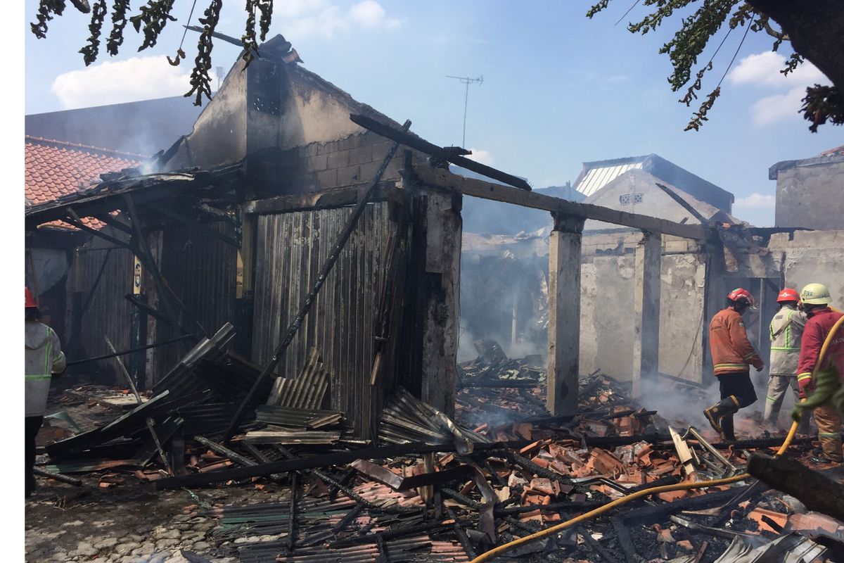 Rumah makan Bu Yanti terbakari di Jalan Agung Ujung, Depok II Timur, Depok ludes terbakar pada Selasa (28/5/2019).