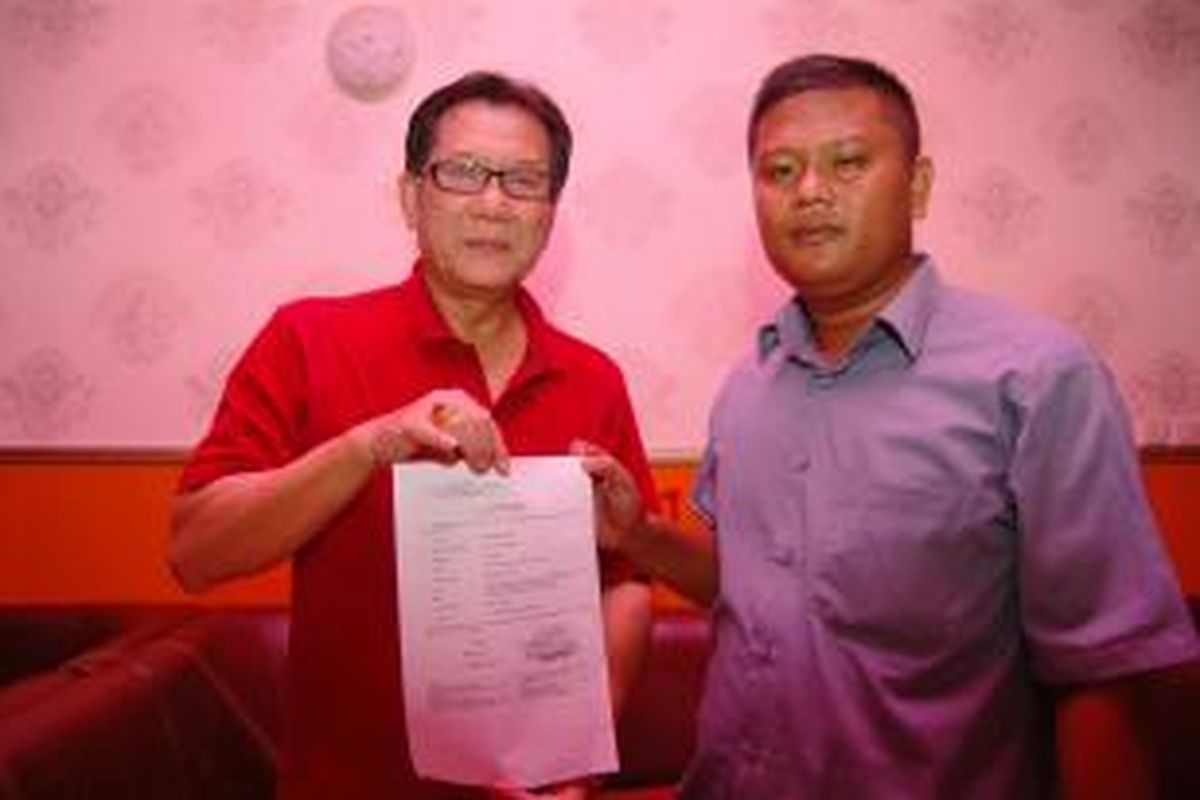 Gunawan Hasan bersama kuasa hukumnya menunjukkan tanda bukti lapor Bareskrim atas tuduhan pengrusakan barang dan kejahatan jabatan yang dilakukan Wali Kota Bogor Bima Arya Sugiarto.