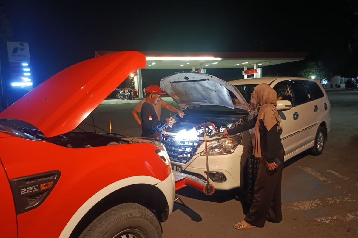 Petugas Damkar saat menindaklanjuti laporan permintaan tolong warga yang mobilnya mogok tidak bisa dihidupkan di dekat SPBU Tegalurung, Kabupaten Indramayu, Jawa Barat, Jumat (5/9/2025) malam.