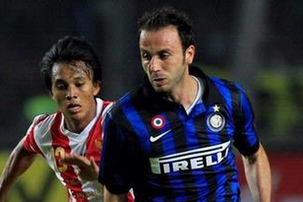 Penyerang Inter Milan, Giampaolo Pazzini (depan), melewati hadangan pemain Liga Selection, Kurniawan, dalam pertandingan persahabatan di Stadion Utama Gelora Bung Karno, Kamis (24/5/2012). Inter unggul 3-0. 