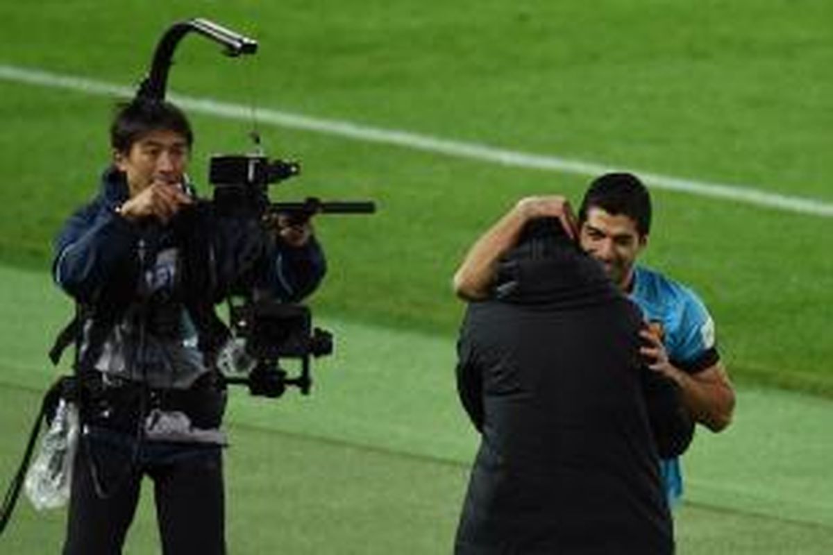 Striker Barcelona, Luis Suarez (biru), memeluk Neymar setelah mencetak gol ke gawang Guangzhou Evergrande di Stadion Nissan, Yokohama, Kamis (17/12/2015).