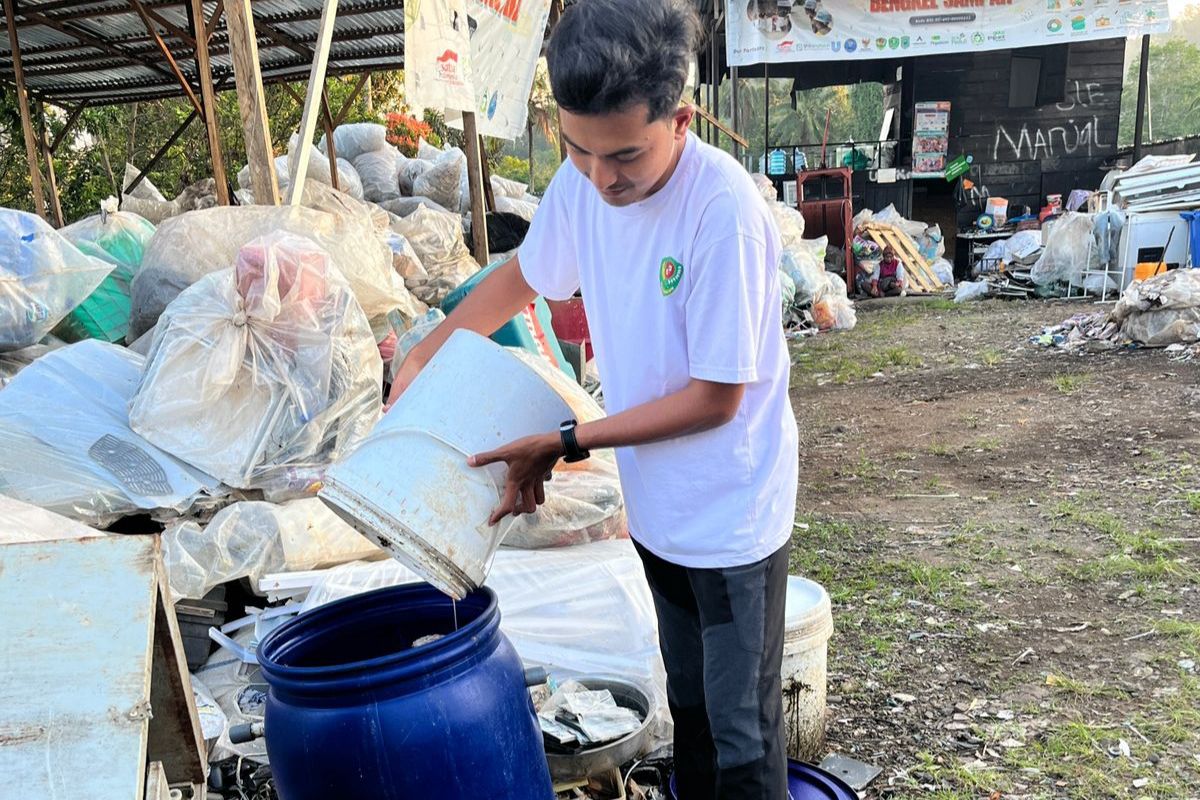 Nazamuddin Siregar (31) sedang beraktivitas di gudangnya Bengkel Sampahnya, di Desa Palopat Maria, Kabupaten Padang Sidempuan, Sumatera Utara, Rabu (15/10/2025). 