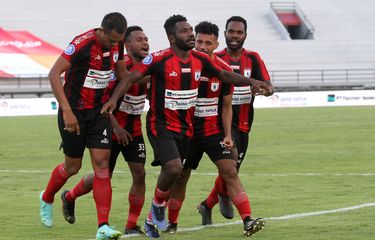 Pencetak gol Persipura Jayapura Ricky Ricardo Cawor (tengah) saat pertandingan pekan 18 Liga 1 2021-2022 melawan Persela Lamongan yang berakhir dengan skor 1-1 di Stadion Kapten I Wayan Dipta Gianyar, Kamis (6/1/2021) sore.