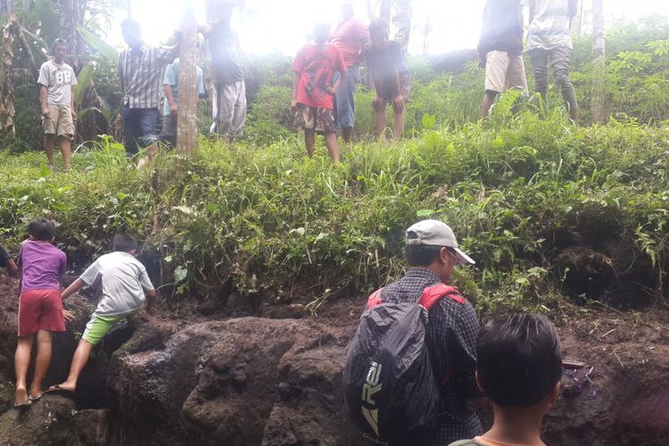 Sejumlah warga saat mendatangi temuan situs purbakala di Dusun Nanasan, Desa Ngawonggo, Kecamatan Tajinan, Kabupaten Malang, Rabu (26/4/2017).
