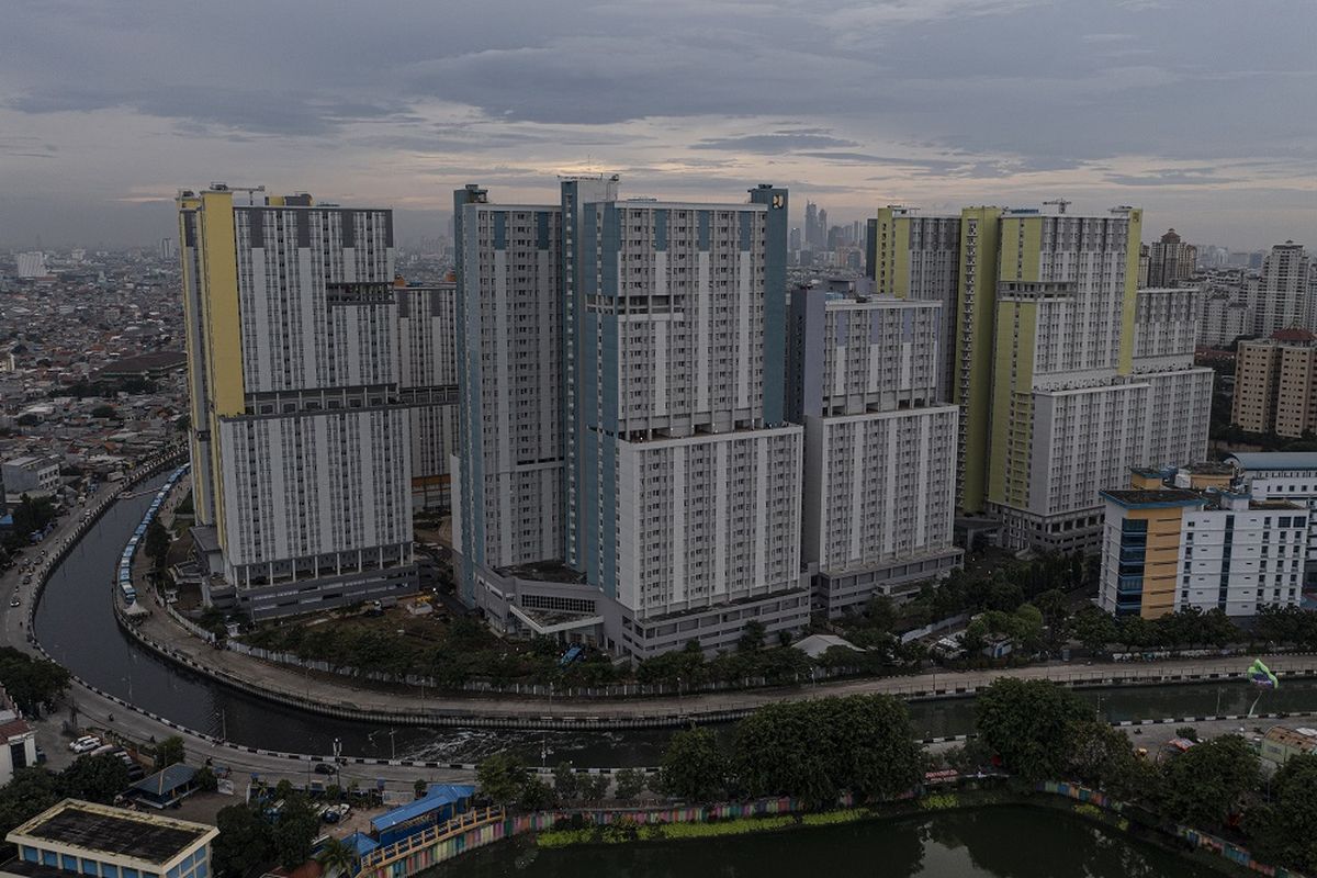 Foto udara suasana Rumah Sakit Darurat COVID-19 (RSDC) Wisma Atlet di Kemayoran, Jakarta, Jumat (17/12/2021). Pemerintah memutuskan untuk mengisolasi RSDC Wisma Atlet Kemayoran selama 7 hari sebagai bentuk antisipasi pencegahan penularan varian Omicron pada level komunitas menyusul ditemukannya kasus di area rumah sakit tersebut. ANTARA FOTO/Sigid Kurniawan/nz.