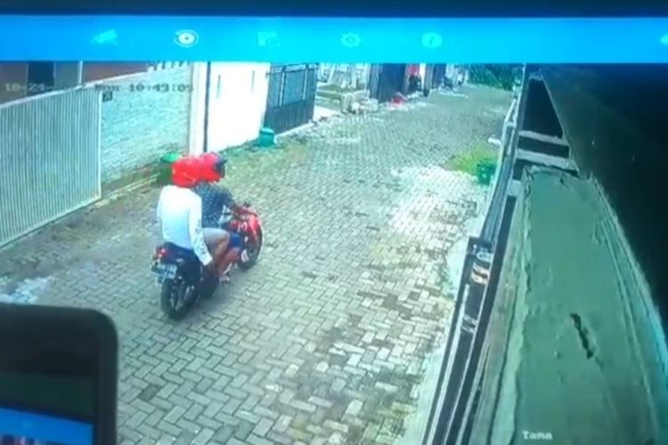 Tangkapan layar CCTV aksi pelemparan bondet di rumah petugas Lapas di Malang Jawa Timur.