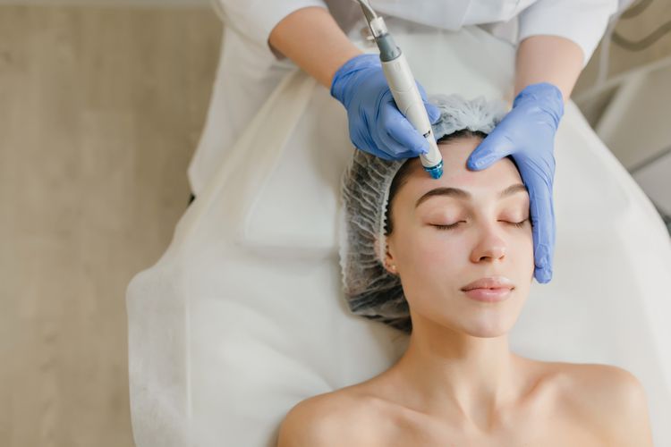Ilustrasi microdermabrasion. Beragam treatment, dari laser hingga mikrodermabrasi, disebut membantu menghilangkan flek hitam di wajah. Simak penjelasan dokter.