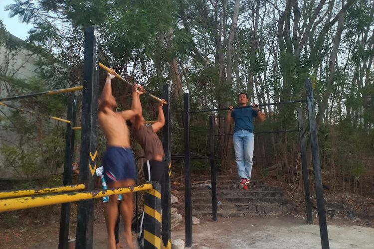 Sejumlah anggota Komunitas Barstunt Street Workout & Chalistenics sedang mrlakukan pull up di tiang besi, Jumat (29/9/2023) sore.