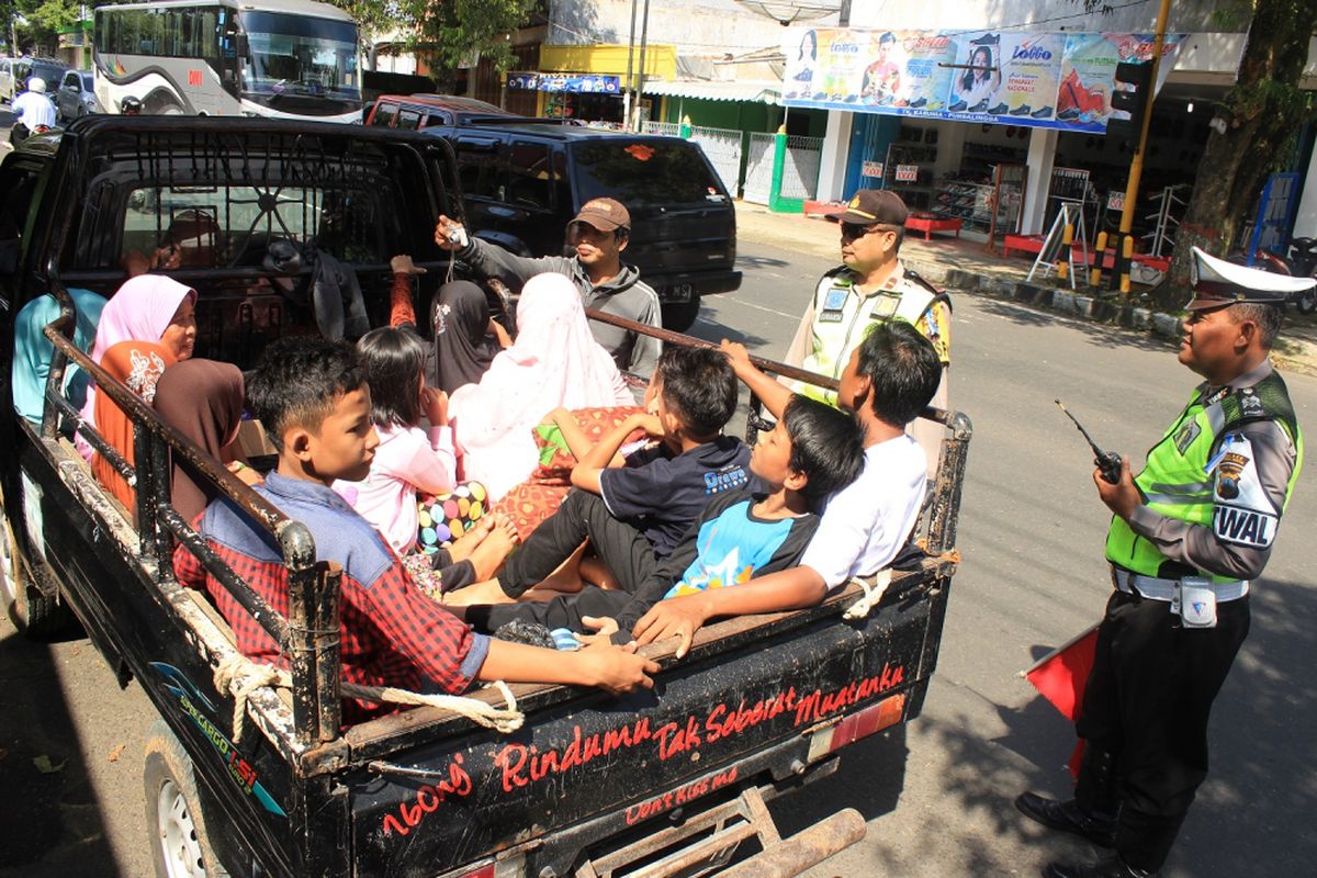 Ratusan kendaraan pick up atau mobil bak terbuka yang melintas di jalan protokol Selatan Purbalingga, Jawa Tengah diberhentikan oleh petugas pos pengamanan Simpang Sireongge, Selasa (27/6/2017).