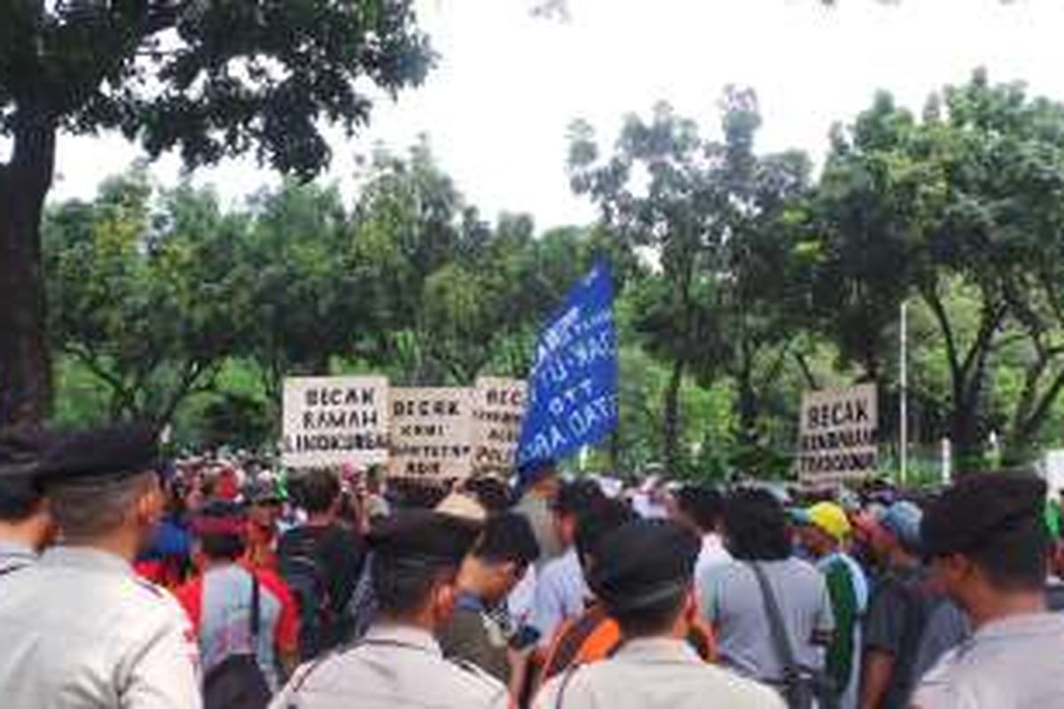 Ratusan tukang becak berdemo di depan Balai Kota dan mengantarkan surat galau kepada Gubernur DKI Jakarta Basuki Tjahaja Purnama, Kamis (28/1/2016). 