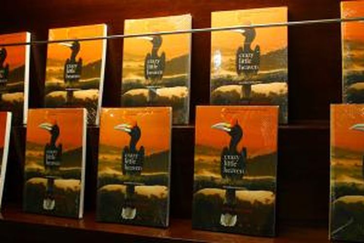 Buku Crazy Little Heaven karya Mark Heyward berjejer di rak toko buku Periplus, Kemang, Jakarta Selatan, Kamis (5/9/2013).