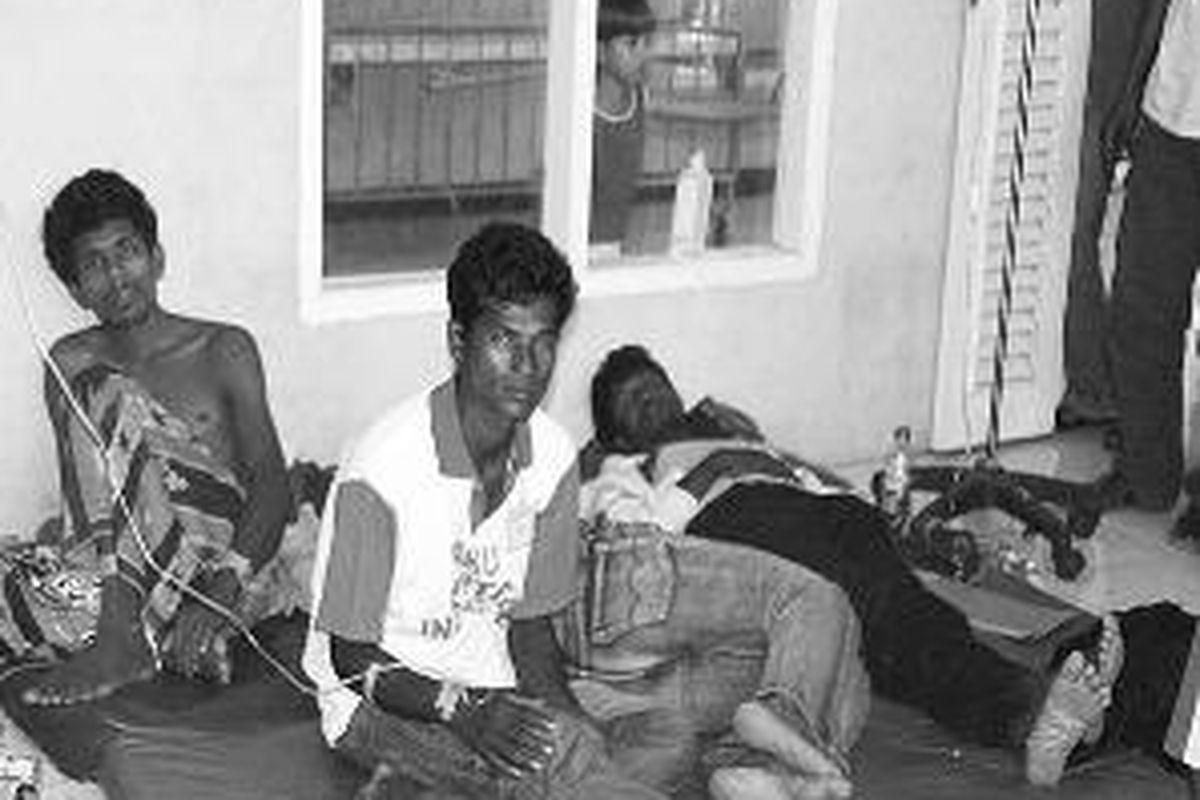 Empat orang pengungsi Rohingya asal Myanmar yang diselamatkan nelayan Aceh Timur beristirahat di RSUD Idi Rayeuk, Aceh Timur, Selasa (3/2). Mereka bagian dari 198 pengungsi Rohingya yang terombang- ambing di laut lepas tanpa bekal makanan dan minuman yang cukup selama 21 hari. 