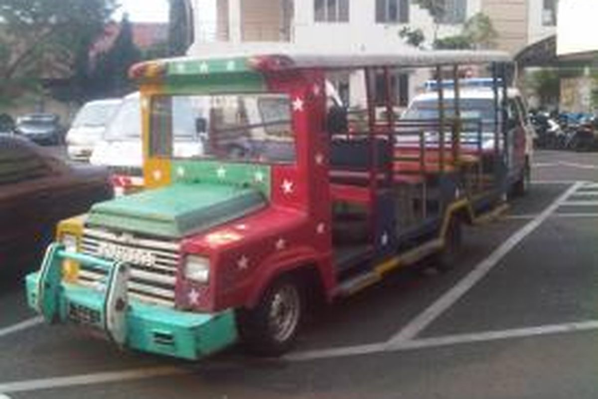 Mobil odong-odong ditangkap karena tidak sesuai dengan peruntukannya. Saat ini dua buah mobil odong-odong berada di Ditlantas Pancoran,  Sabtu (28/9/2013)