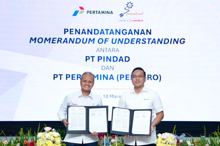 Direktur Utama Pertamina Simon Aloysius Mantiri bersama Direktur Utama Pindad Sigit Puji Santosa menandatangani MoU di Gedung Graha Pindad, Kota Bandung, Jawa Barat, Senin (10/3/2025).