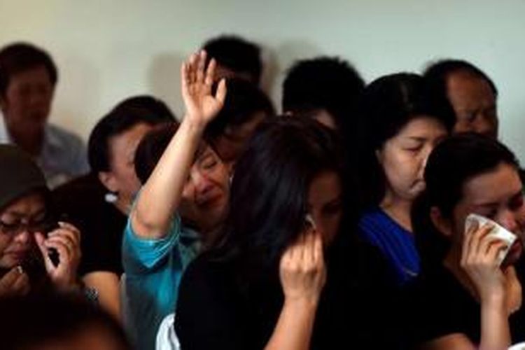 Keluarga korban hilangnya pesawat AirAsia QZ8501 berkumpul di crisis-centre di Bandara Juanda, Surabaya, Senin (29/12/2014). Pesawat AirAsia QZ8501 yang mengangkut 155 penumpang serta 7 awak, hilang kontak pada Minggu pagi, saat penerbangan dari Surabaya menuju Singapura.