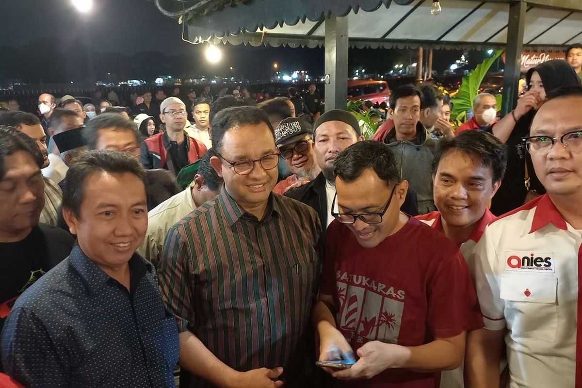 Anies saat diminta foto bersama di Yogyakarta, Rabu (16/11/2022)