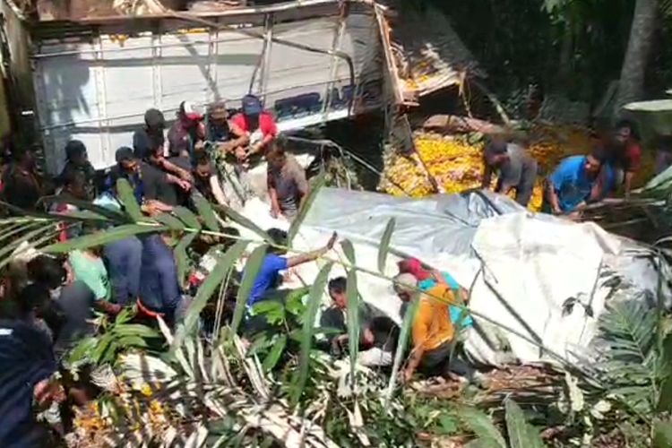 Tangkapan layar video truk sarat muatan buah jeruk berada di dalam jurang di Jalan Nanggulan – Mendut, Pedukuhan Semaken III, Kalurahan Banjararum, Kapanewon Kalibawang, Kabupaten Kulon Progo, Daerah Istimewa Yogyakarta. Satu tewas, satu luka berat dan satu luka ringan dalam peristiwa kecelakaan tunggal ini.