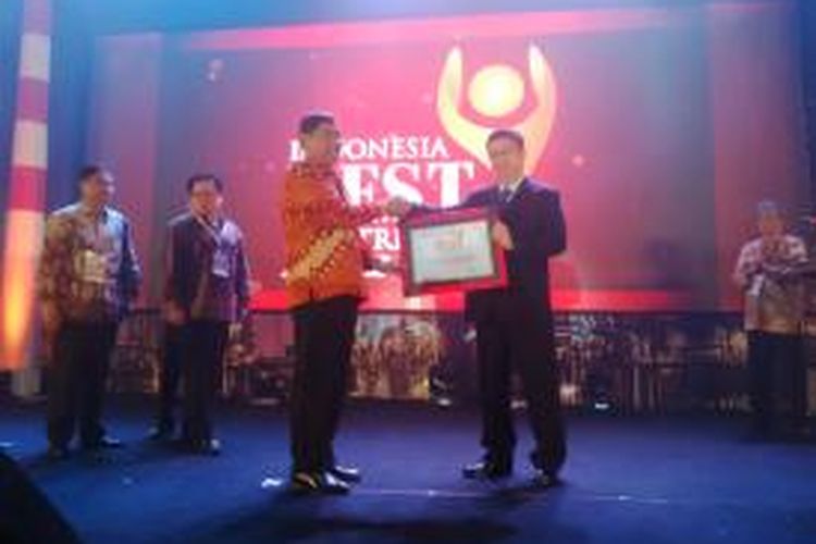 Country Presiden PT Schneider Electric Indonesia, Riyanto Mashan, menerima penghargaan IBEA 2015 dari Dirjen Ketenagalistrikan Kementerian ESDM, Jarman, Rabu (21/10/2015) di Surabaya, Jawa Timur.