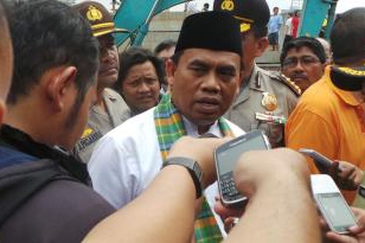 Sekda DKI Jakarta Saefulloh saat meninjau Kampung Pulo, di Jakarta Timur. Jumat (21/8/2015).
