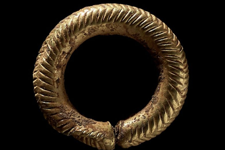 Cincin emas di pemakaman Zaman Perunggu di Wales