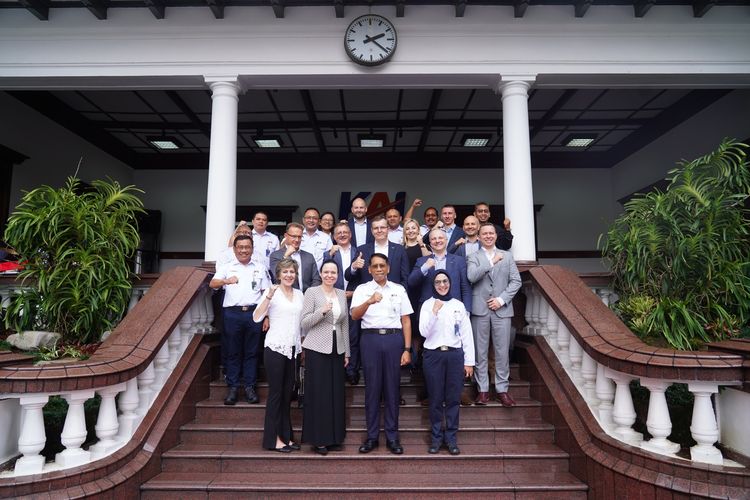 PT Kereta Api Indonesia (Persero) atau KAI menerima kunjungan kehormatan dari Kedutaan Besar Republik Polandia, Polish Investment and Trade Agency (PAIH), serta perwakilan sejumlah perusahaan perkeretaapian Polandia di Kantor Pusat KAI, Bandung, Senin (28/7/2025).
