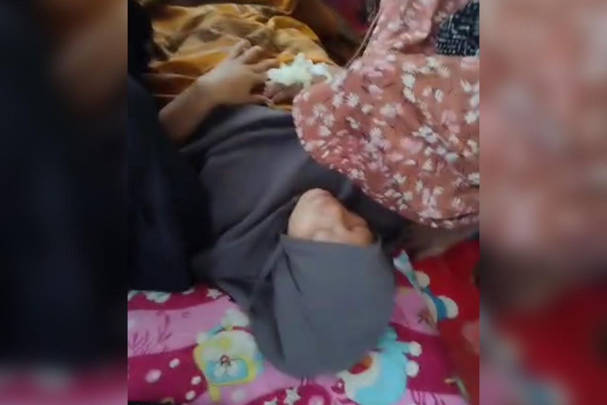 ibu hamil di Desa Pagerungan Kecil, Kecamatan Kepulauan Sapeken, Kabupaten Sumenep, Jawa Timur, melahirkan di atas kapal speed boat 