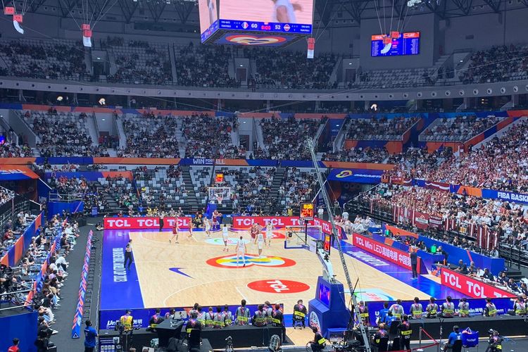 Suasana pertandingan Perancis vs Latvia dalam babak penyisihan Grup H FIBA World Cup 2023 di Indonesia Arena pada Minggu (27/8/2023) malam WIB.