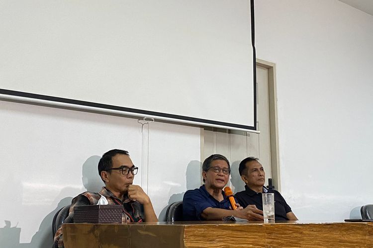 Pengamat politik Rocky Gerung menyampaikan tanggapannya atas kritikan bernada hinaan kepada Presiden Joko Widodo saat ditemui di Jakarta Pusat, Jumat (4/8/2023). 