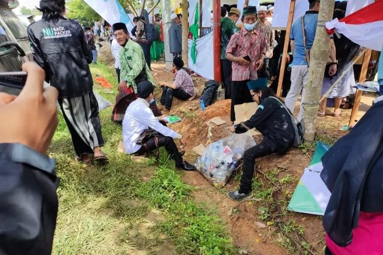 Komunitas NU Backpacker melakukan aksi bersih-bersih sampah usai pembukaan Muktamar Ke-34 Nahdlatul Ulama (NU). Rabu ,(22/12/2021). 