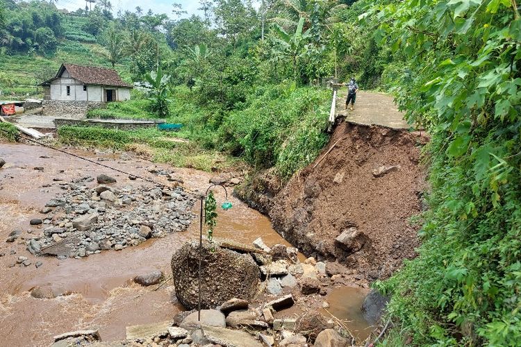 Jalan di Kragilan Desa Regunung Tengaran Kabupaten Semarang terputus karena banjir