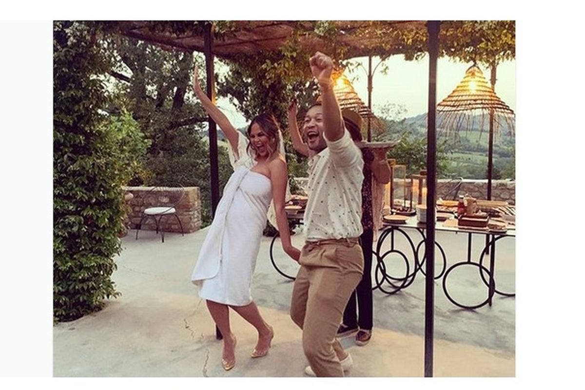 Chrissy Teigen berpose dengan sang suami, John Legend