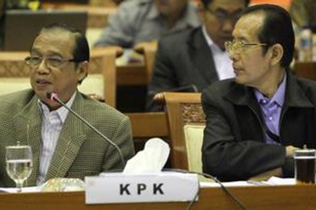 Wakil ketua KPK Zulkarnain (kanan) dan Busyro Muqoddas hadir dalam rapat kerja bersama Polri, Kejaksaa dan anggota Komisi III Dewan Perwakilan Rakyat (DPR) di Ruang Rapat Komisi III, Gedung Nusantara II, DPR, Senayan, Jakarta, Senin (17/9/2012). Rapat ini membahas sejumlah permasalahan terkait kinerja tiga institusi penegak hukum yaitu Polri, KPK, dan Kejaksaan. Salah satunya adalah kasus korupsi di Korp Lalu Lintas Polri yang sempat memunculkan polemik antara Polri dan KPK. 