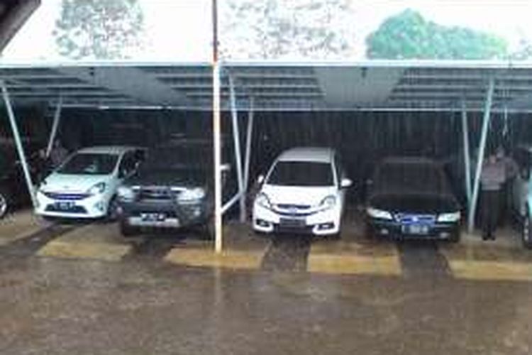 Mobil-mobil mewah kerap terparkir di halaman Padepokan Dimas Kanjeng Taat Pribadi.