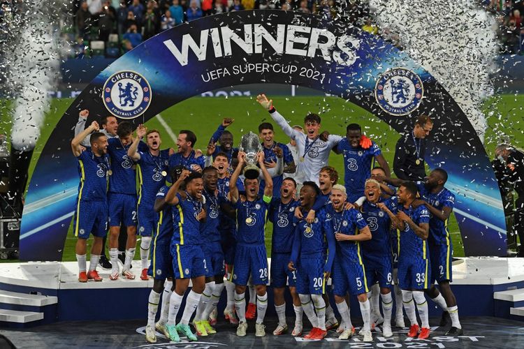 Para pemain Chelsea saat merayakan gelar juara Piala Super Eropa 2021 usai mengalahkan Villarreal di Windsor Park, Kamis (12/8/2021) dini hari WIB.