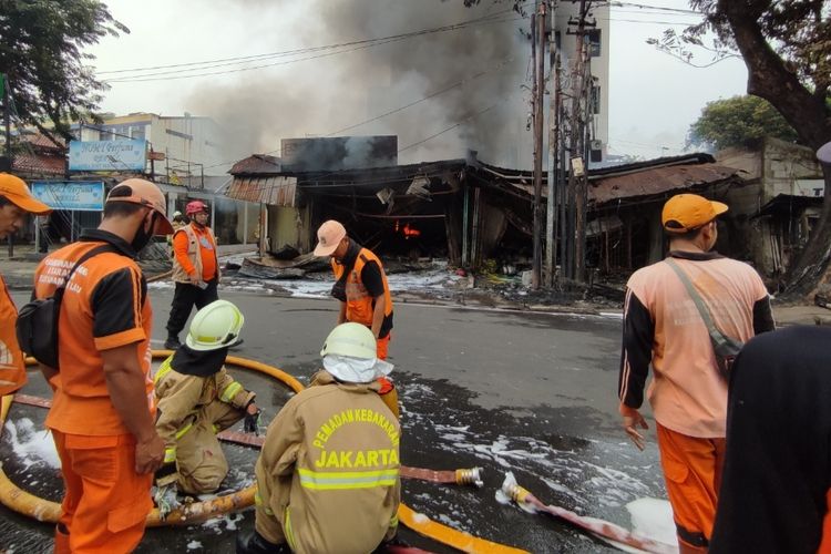 Kebakaran melanda toko cat yang berada di Jalan Rumah Sakit Fatmawati, tepat di depan Universitas Bina Sarana Informatika (BSI), Pondok Labu, Jakarta Selatan, Rabu (15/6/2022) pagi.