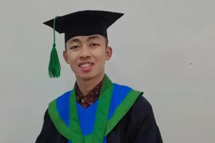 Ahmad Faisal, lulus Program Studi Pendidikan Agama Islam Fakultas Tarbiyah Universitas Islam Bandung (Unisba) dengan predikat cumlaude. Perjuangannya untuk bisa kuliah tidaklah mudah. Ia pernah jadi tukang sablon, satpam, hingga tidur di masjid. 