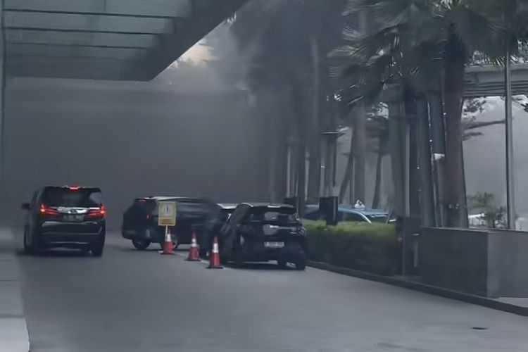Massa Demo Bakar Ban di Depan Gedung Kantor Kuningan Jaksel, Asap Hitam Sempat Mengepul