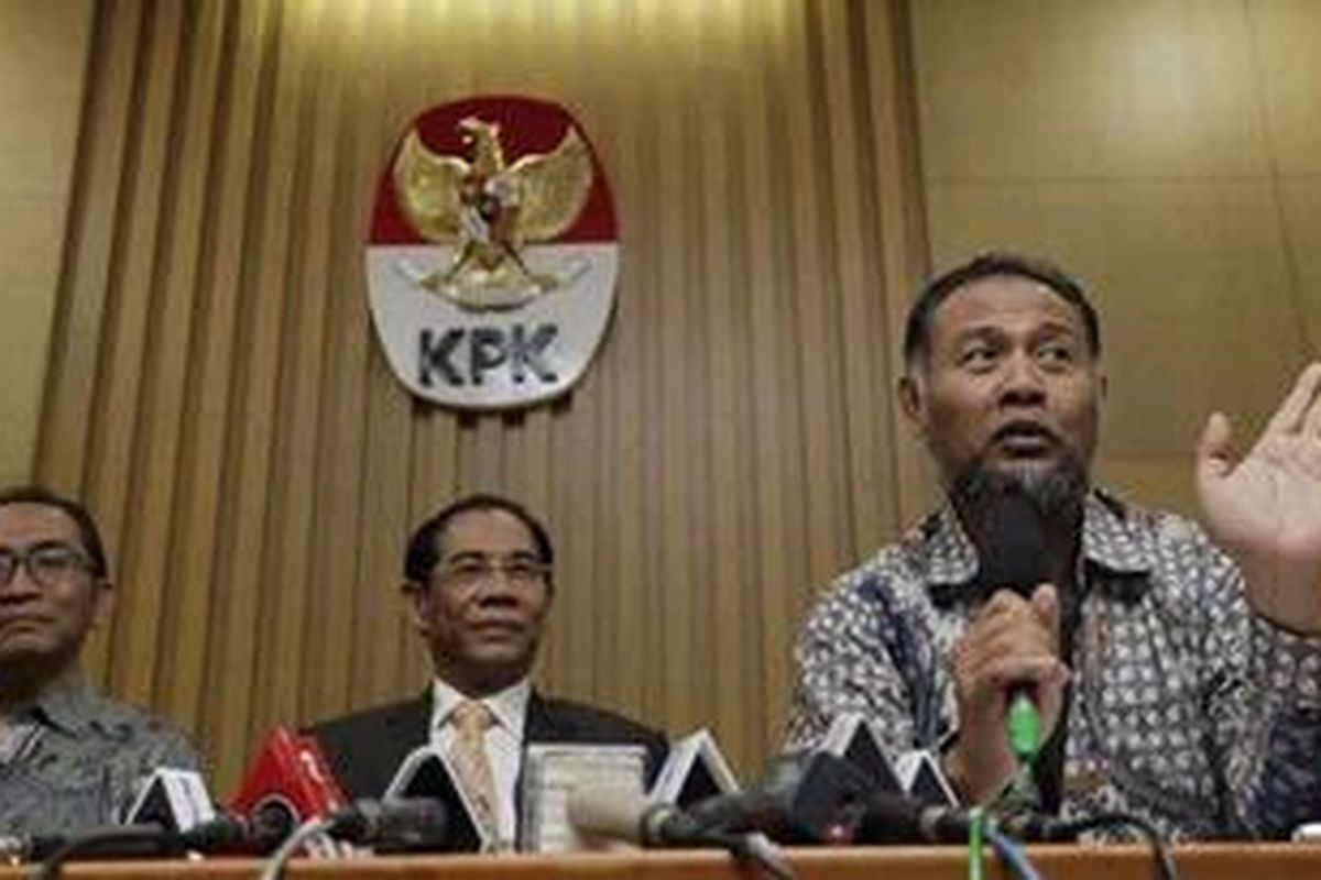 Wakil Ketua Komisi Pemberantasan Korupsi, Bambang Widjojanto (kanan) dan Adnan Pandu Praja (kiri), bersama Ketua Muda Pidana Khusus Mahkamah Agung, Djoko Sarwoko, mengumumkan dua nama hakim yang tertangkap tangan menerima suap di Gedung KPK, Jakarta, Jumat (17/8/2012). Kedua hakim ad hoc Pengadilan Tindak Pidana Korupsi (Tipikor) yang ditangkap KPK di Semarang, yaitu Kartini Marpaung dan Heru Kisbandono.  